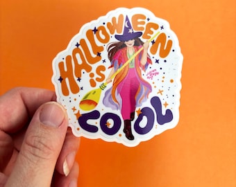 Peut inclure: Un autocollant découpé représentant une sorcière avec un chapeau violet, un pantalon rose et une robe orange et rose flottante, tenant un balai jaune. Le texte indique HALLOWEEN IS COOL en orange et violet foncé, avec des étoiles et Jillian Kaye art.