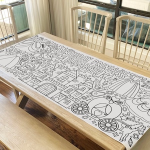 Puede incluir: Un mantel de mesa imprimible en blanco y negro con tem&aacute;tica de princesa. El mantel presenta un castillo, un carruaje, un unicornio y el texto "Birthday Princess Elizabeth".