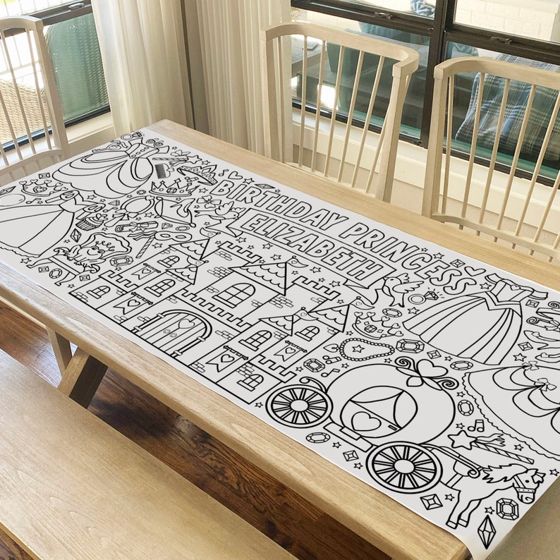 Puede incluir: Un mantel de mesa imprimible en blanco y negro con tem&aacute;tica de princesa. El mantel presenta un castillo, un carruaje, un unicornio y el texto "Birthday Princess Elizabeth".