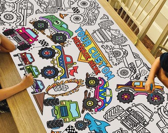 Puede incluir: Una gran hoja de colorear blanca con una variedad de monster trucks en contornos en blanco y negro. La hoja está lista para ser coloreada con crayones, marcadores o lápices de colores. La hoja también incluye el texto "Your Custom Message Here".