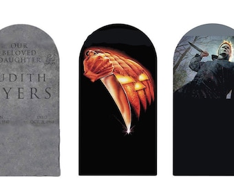 Pode incluir: Uma coleção de gráficos com tema de Halloween. Inclui um close-up de uma máscara branca, uma lápide com o nome "Judith Myers", uma abóbora esculpida com uma faca e uma figura segurando uma faca.