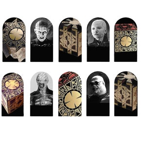 Könnte beinhalten: Ein Set mit 10 digitalen, druckbaren Aufklebern mit Bildern aus dem Film Hellraiser. Die Aufkleber zeigen die ikonische Rätselbox, die Cenobiten und die Hauptfigur Pinhead. Die Aufkleber sind in einem Schwarz-Weiß-Farbschema gehalten.