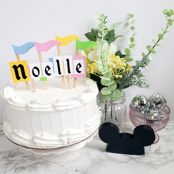 Adorno para tarta con nombre inspirado en Disneyland: decoración de fiesta en tonos pastel