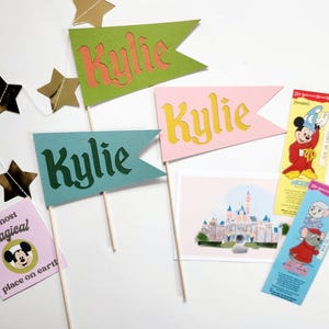 Mod Personalizowana flaga Disneyland Pennant - artykuły imprezowe, dekoracja, centralny element, przekąski, okazje, kosz na śmieci, różdżka, jasny, zabytkowy