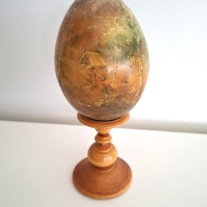 Huevo de Pascua antiguo ruso pintado a mano con paisaje rural de pueblo, década de 2000.