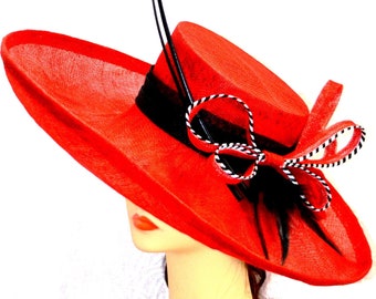 Roter Sinamay Hut mit roter, schwarz-weisser Borte. Paspelschleife aus Satin, Federn, Federkiele. Eleganter Hand Geblockter Handgefertigter Hut
