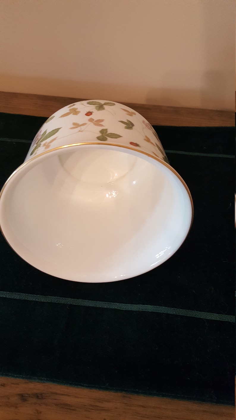 REDUCED Made in England Vintage WEDGEWOOD COLLECTION Authentic Wedgewood Marked All Pieces. Wild Strawberry Bone China 7 Pieces