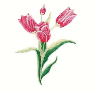 Könnte beinhalten: Gestickter Aufnäher mit einer rosa Tulpenblüte und grünen Blättern. Der Aufnäher ist perfekt, um Kleidung, Taschen oder anderen Accessoires einen Hauch von floralem Charme zu verleihen.