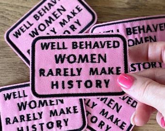 Toppa ricamata "Women Well Behaved", toppa per cappellino da camionista