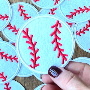 Può includere: Un set di toppe da baseball in feltro bianco con cuciture rosse. Le toppe hanno un diametro di circa 7,5 cm.