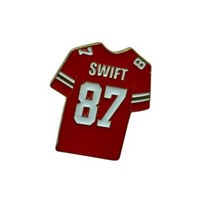 Puede incluir: Camiseta de f&uacute;tbol roja y blanca con el n&uacute;mero 87 y el nombre "Swift" en la espalda.