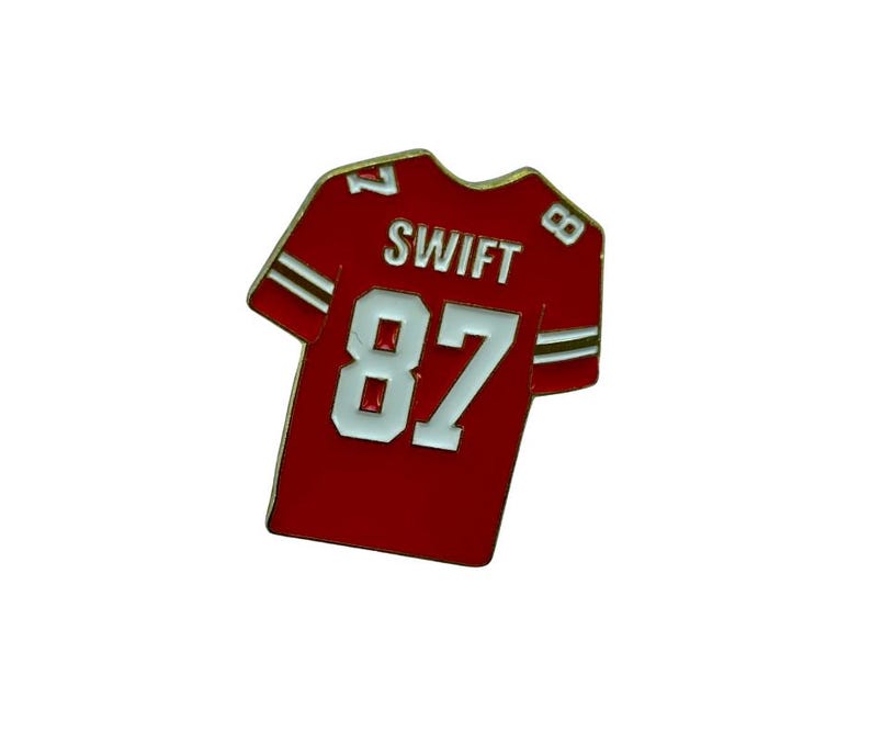 Puede incluir: Camiseta de f&uacute;tbol roja y blanca con el n&uacute;mero 87 y el nombre "Swift" en la espalda.