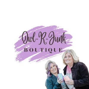 Puede incluir: Dos mujeres se paran frente a un fondo de salpicaduras de pintura p&uacute;rpura con el texto "Owl-R-Junk Boutique". La mujer de la izquierda lleva una chaqueta negra y tiene el pelo largo casta&ntilde;o. La mujer de la derecha lleva una chaqueta marr&oacute;n y tiene el pelo largo rubio. Ambas mujeres sostienen tazas de colores.