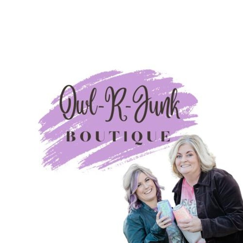 Puede incluir: Dos mujeres se paran frente a un fondo de salpicaduras de pintura p&uacute;rpura con el texto "Owl-R-Junk Boutique". La mujer de la izquierda lleva una chaqueta negra y tiene el pelo largo casta&ntilde;o. La mujer de la derecha lleva una chaqueta marr&oacute;n y tiene el pelo largo rubio. Ambas mujeres sostienen tazas de colores.