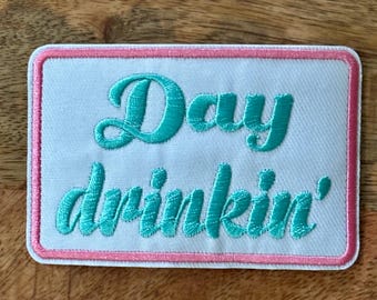 Toppa ricamata "Day Drinkin'", toppa per cappello