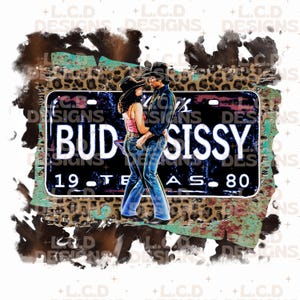 Może przedstawiać: Grafika cyfrowa przedstawiająca parę w strojach kowbojskich, obejmującą się przed tablicą rejestracyjną z napisem "BUD SISSY" i "19-TE-AS-80" poniżej. Projekt zawiera postarzaną estetykę z wzorami lamparta i skóry krowy.