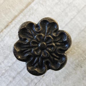 Boutons fleur en fonte, boutons de tiroir en métal noir rustique, poignées de tiroir de commode