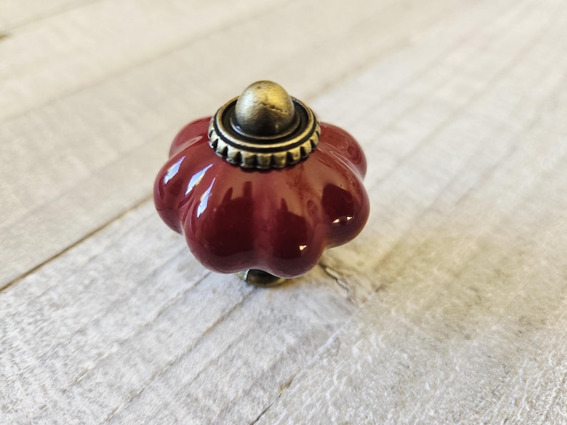 Keramik Blumenknöpfe, rote Schubladenknäufe, Vintage inspirierte Knäufe, Bauernhaus Griffe, Bauernhaus Knäufe, Knäufe, Schreibtischschrank Bild 2