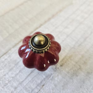 Keramik Blumenknöpfe, rote Schubladenknäufe, Vintage inspirierte Knäufe, Bauernhaus Griffe, Bauernhaus Knäufe, Knäufe, Schreibtischschrank Bild 3