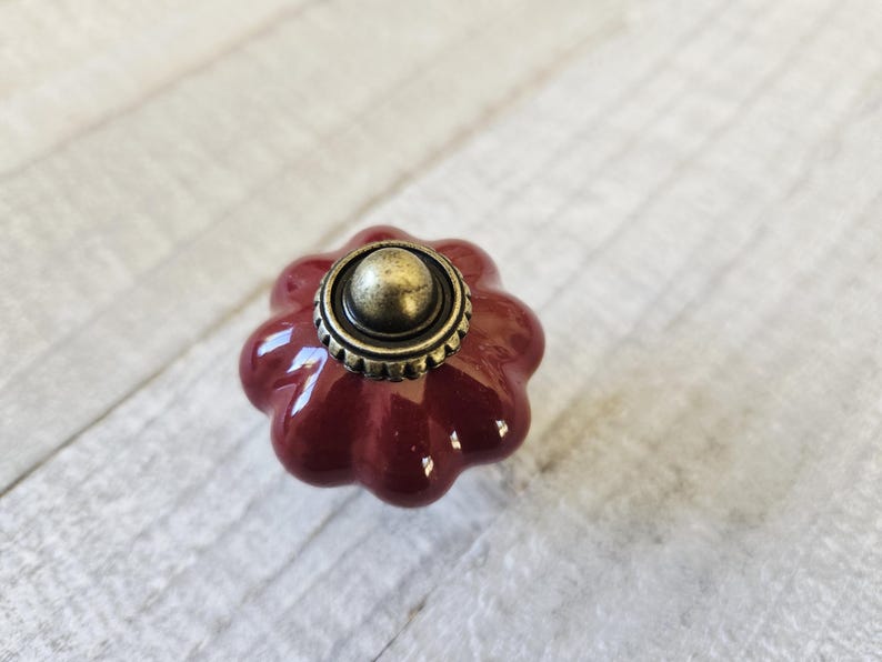 Keramik Blumenknöpfe, rote Schubladenknäufe, Vintage inspirierte Knäufe, Bauernhaus Griffe, Bauernhaus Knäufe, Knäufe, Schreibtischschrank Bild 3