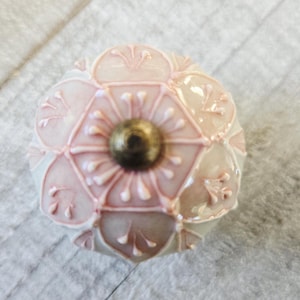 Rosa und Weisse Schubladenknäufe