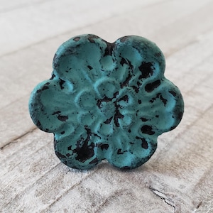 Perillas de hierro fundido con forma de flor, perillas rústicas de color turquesa para cajones, perillas desgastadas, manijas de estilo rústico, tiradores para cajones de tocador, gabinetes de escritorio rústicos, 1,5"