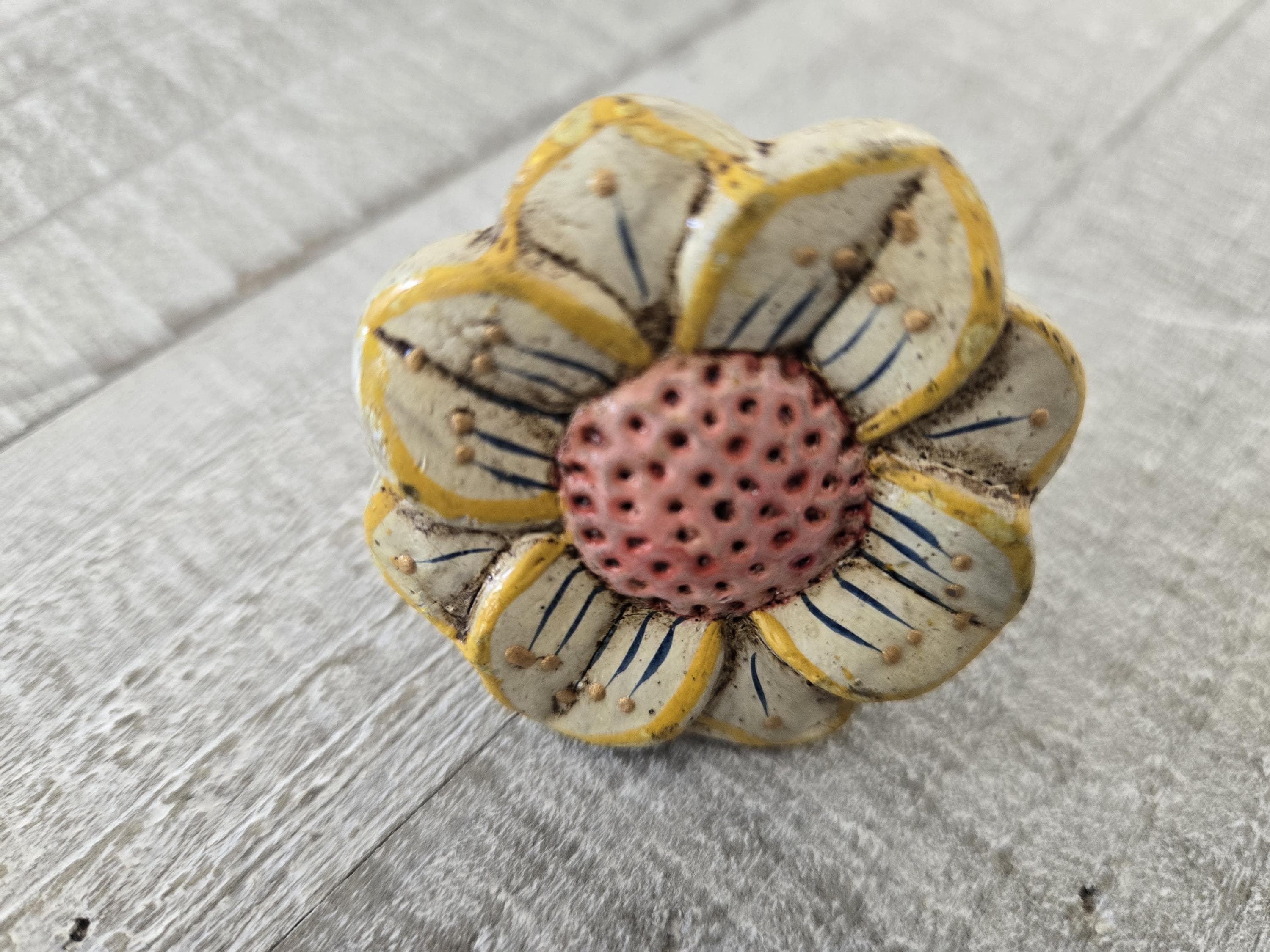 メイフラワー Sunflower Drawer Knob, Vintage Inspired Knobs, Yellow