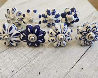 Juego de 8 pomos para armarios con diseño floral azul y blanco: tiradores para cajones de cómoda, con bordes festoneados.