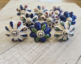 Juego de 9 pomos para armarios con diseño floral en azul y multicolor: tiradores para cajones de cómoda, con bordes festoneados.