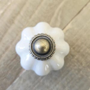 Boutons fleurs en céramique, boutons de tiroir blancs antiques, boutons d'inspiration vintage, poignées de tiroir de commode, armoire de bureau, boutons citrouilles blanc cassé