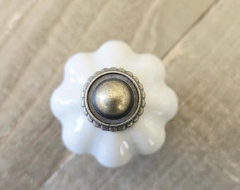 Puxadores de cerâmica em formato de flor, puxadores de gaveta brancos antigos, puxadores com inspiração vintage, puxadores para gavetas de cômoda, puxadores para armário de escrivaninha, puxadores em formato de abóbora off-white