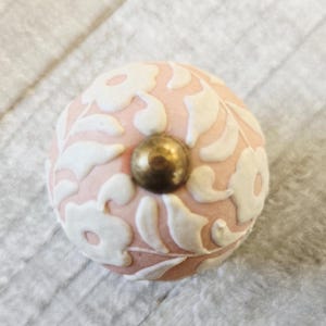 Boutons fleur en céramique, boutons de tiroir roses et blancs, poignées de tiroir girly