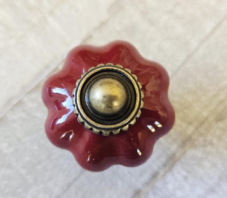 Keramik Blumenknöpfe, rote Schubladenknäufe, Vintage inspirierte Knäufe, Bauernhaus Griffe, Bauernhaus Knäufe, Knäufe, Schreibtischschrank Bild 1