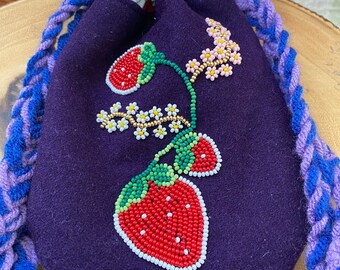 Handmade and beaded tabacco bag. Métis beading.