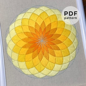 Puede incluir: Un patrón de bordado geométrico amarillo, naranja y blanco en forma de flor. El bordado está enmarcado y el texto "PDF pattern" está en la esquina superior derecha de la imagen.