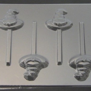 Könnte beinhalten: Eine Plastikform zum Herstellen von vier Schokoladen-Lollies in Form von Hexenhüten. Die Form hat vier Vertiefungen, jede mit einem Hexenhut-Design und einem Stielhalter.