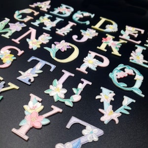 Patches de letras de flores para passar a ferro / costurar em roupas bordadas de alfabeto multicoloridas