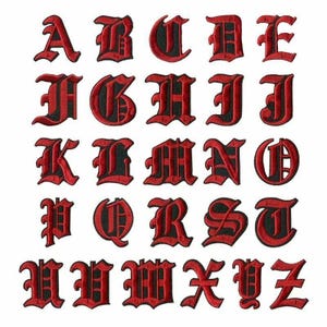 Pode incluir: Letras do alfabeto bordadas em vermelho em um estilo de fonte gótico. Cada letra é emoldurada individualmente e delineada em preto.