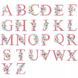 Może przedstawiać: Różowe haftowane litery alfabetu z kwiatowymi wzorami. Każda litera jest ozdobiona wieńcem z pastelowych różowych, żółtych i niebieskich kwiatów.