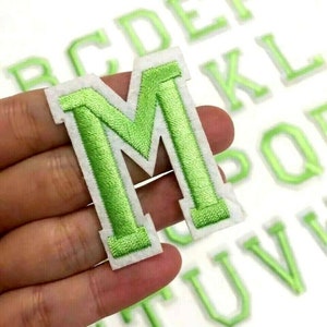 Patches de letras verdes em ferro para costurar em roupas bordadas de alfabeto retrô