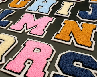 Écusson en chenille à lettres : bleu marine, style universitaire, thermocollant, lettres de l'alphabet de 7,5 cm