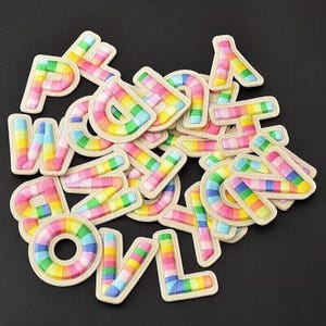 Patches de letras multicoloridas para passar a ferro / costurar em roupas bordadas de alfabeto