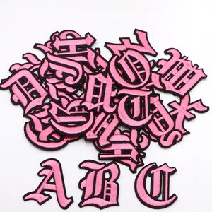 Parches con letras rosas para planchar o coser en ropa con bordado del alfabeto retro
