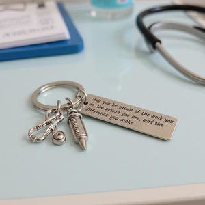 Personalised Nurse or Doctor Appreciation Keyring Gift – Custom Engraved Thank You, Medical Staff Graduation, Healthcare Hero Token