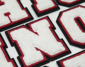 Écusson en chenille à lettres : Applique thermocollante 3D style universitaire (7 cm) Écussons alphabet rouge, noir et blanc