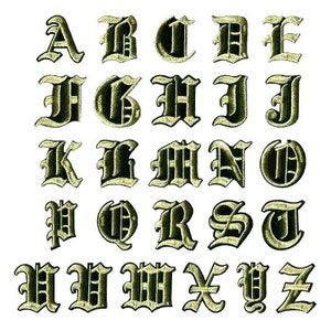 Op de afbeelding: Een set van 26 strijkbare patches met het alfabet in een zwart en gouden oud-Engels lettertype. Elke letter is individueel uitgesneden en klaar om op stof te worden gestreken.