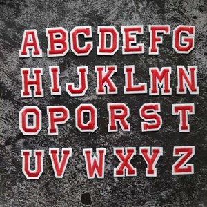 Parches de letras rojas para planchar o coser en ropa bordada con alfabeto retro