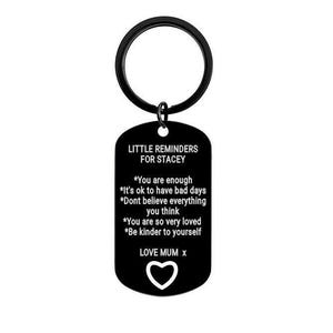 Puede incluir: Llavero de metal negro con una etiqueta que dice "Pequeños recordatorios para Stacey" e incluye una lista de afirmaciones positivas. La etiqueta también incluye un corazón y el texto "Love Mum X".