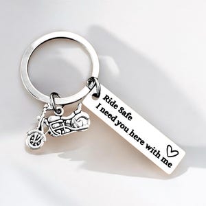 Personalised Motorbike Ride Safe Keyring – Engraved Motorbike Charm, Gift for Partner, Husband, Dad, Stocking Filler, Christmas Gift