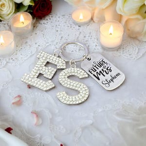 Llavero de regalo de dama de honor, letras de perla personalizadas, boda, acero inoxidable, aniversario, novia, mejor amiga, mejor mamá, niñera.